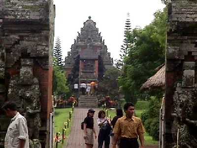 4-8-00mengwi-temple-2.jpg