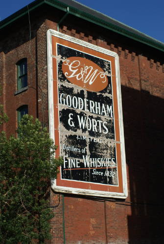 古い工場のおしゃれなお店 本音でアメリカ暮らし 映画を観たり 旅行に行ったり